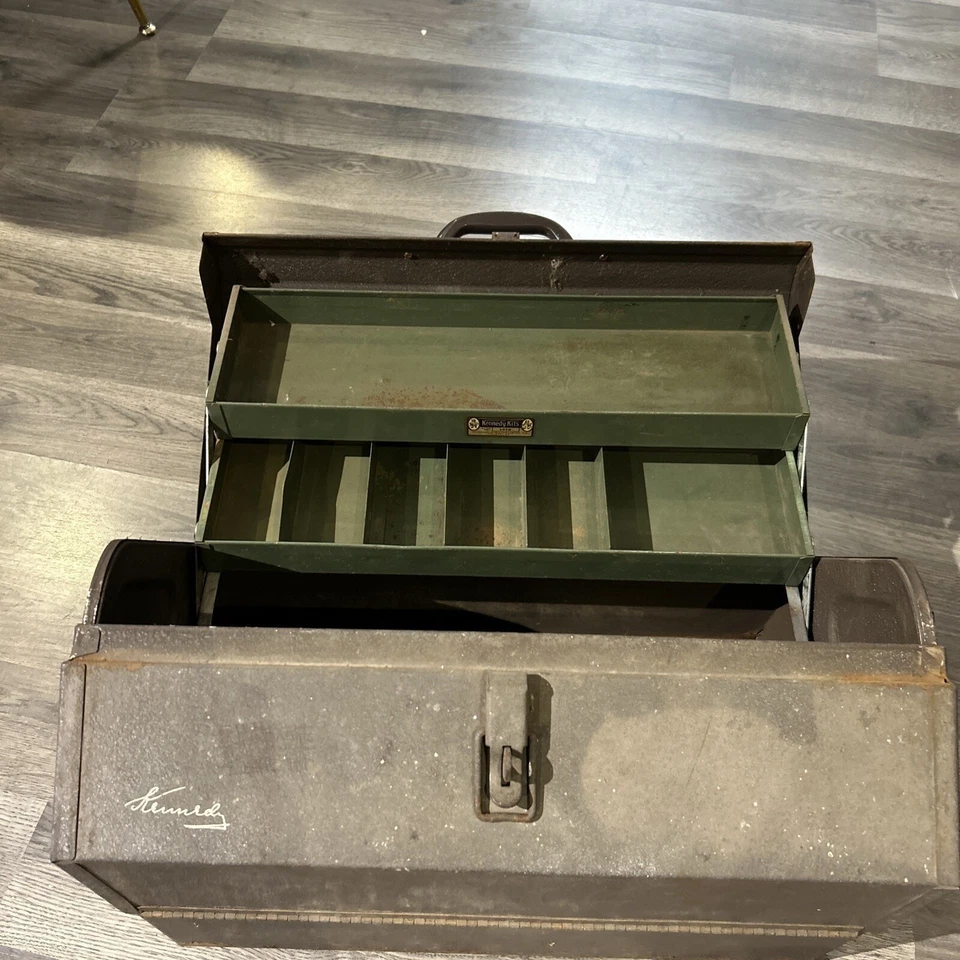 VTG KENNEDY CANTILEVER TOMBSTONE COFFIN HIP ROOF TOOL BOX W/GREEN FOLD OUT TRAYS - Image 2 of 4