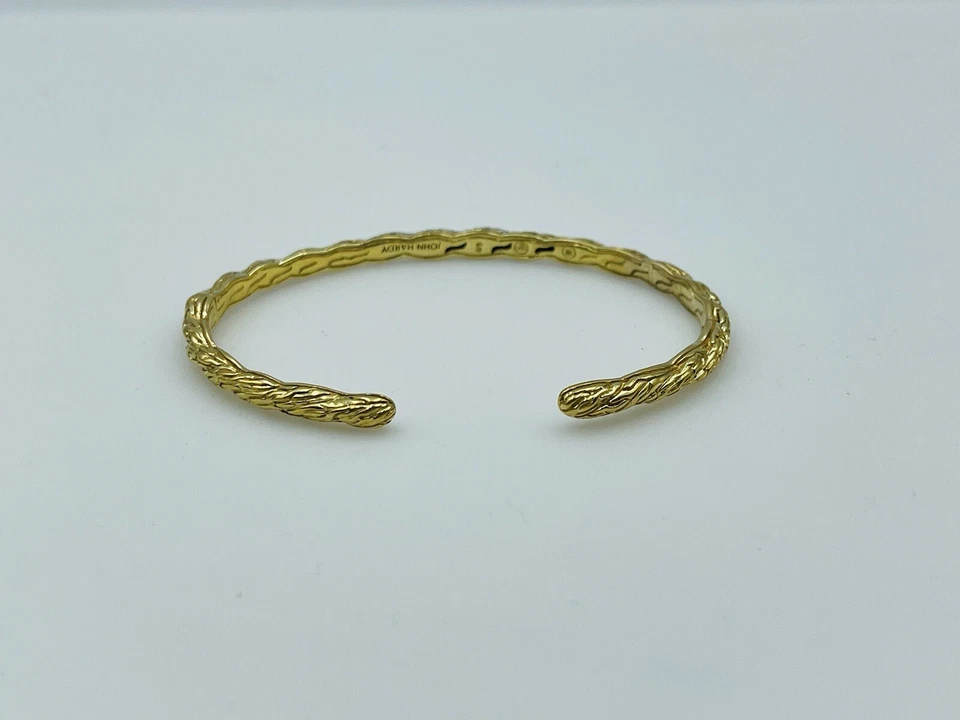 Brazalete flexible estrecho de diamantes y oro amarillo de 18 k John Hardy Foto 2 de 4