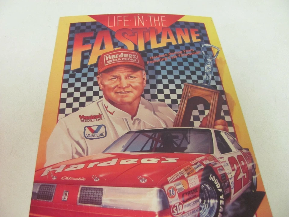 Antigo folheto cartão postal de corrida Cale Yarborough Hardees 1987 Oldsmobile NASCAR - Imagem 4 de 4