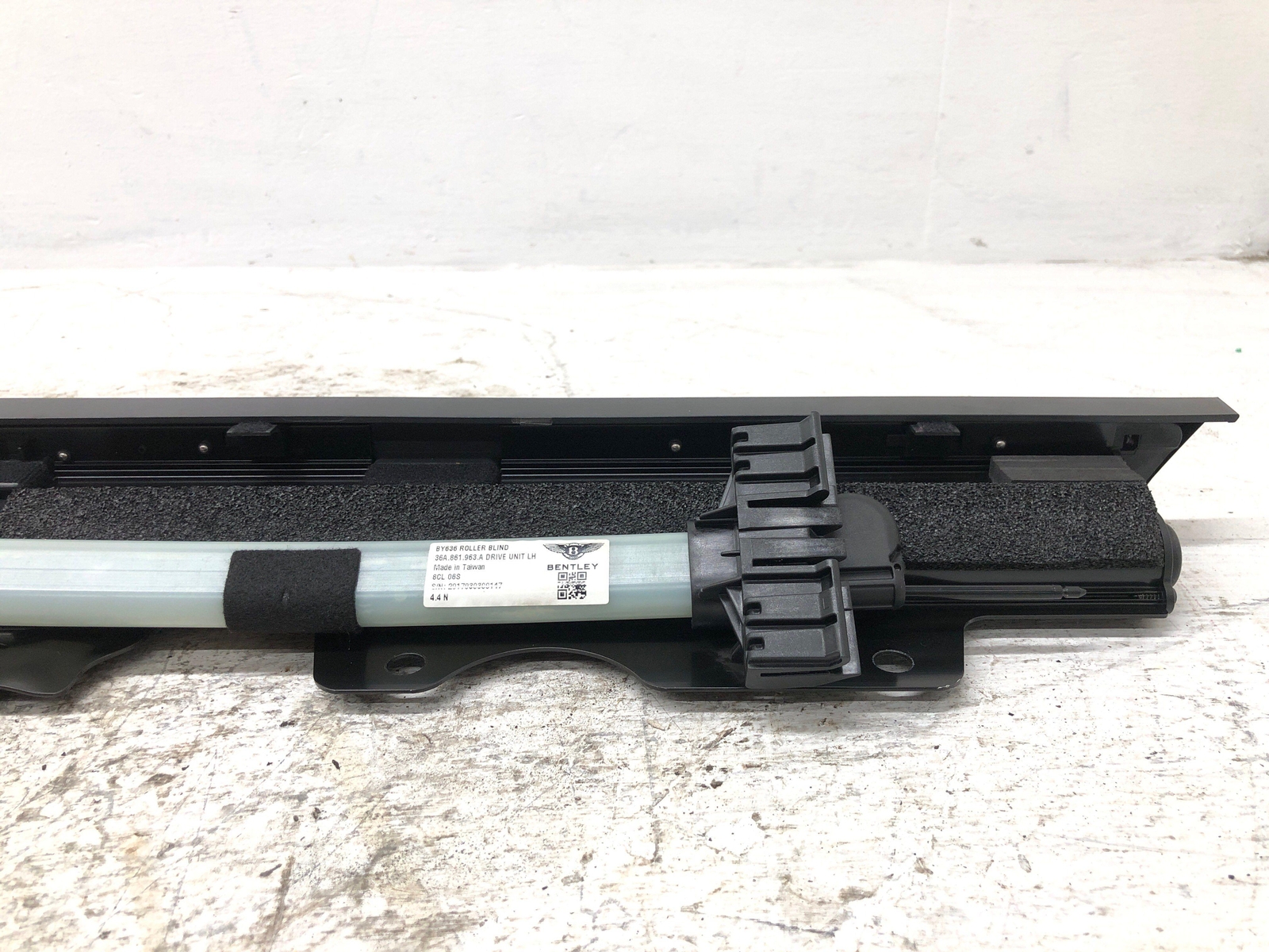 2016-2020 BENTLEY BENTAYGA LEFT REAR DOOR SUNSHADE ROLLER BLIND W/ DRIVE MOTOR