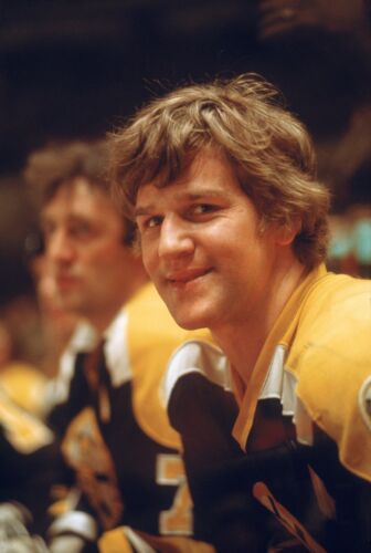 BOBBY ORR Unsigned 8x10 Photo Boston Bruins (B) - Picture 1 of 1