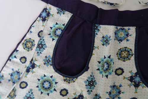 Medio delantal estampado azul blanco y amarillo de colección con bolsillos - Imagen 4 de 8