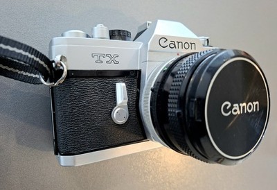 Canon TX Spiegelreflexkamera mit Canon Lens FD 50 mm und Telekonverter.
