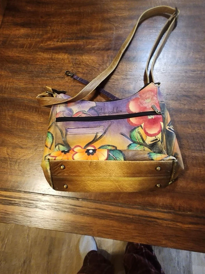 Bolso de mano Anushka usado con un gato Foto 2 de 4