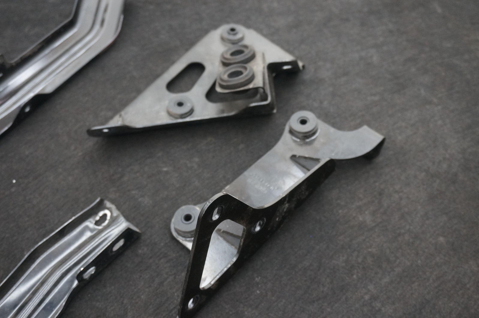 Set Of Radiator Intercooler Support Mount Brackets 11L0374CP McLaren 650S 2015