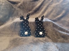 Süße Osterhasenfiguren schwarz mit Punkten