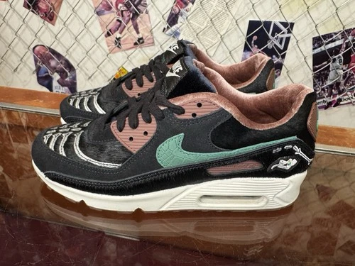 Air Max 90 SE Siempre Familia DO2154-010 Size 10 Women’s / 8.5 Men’s