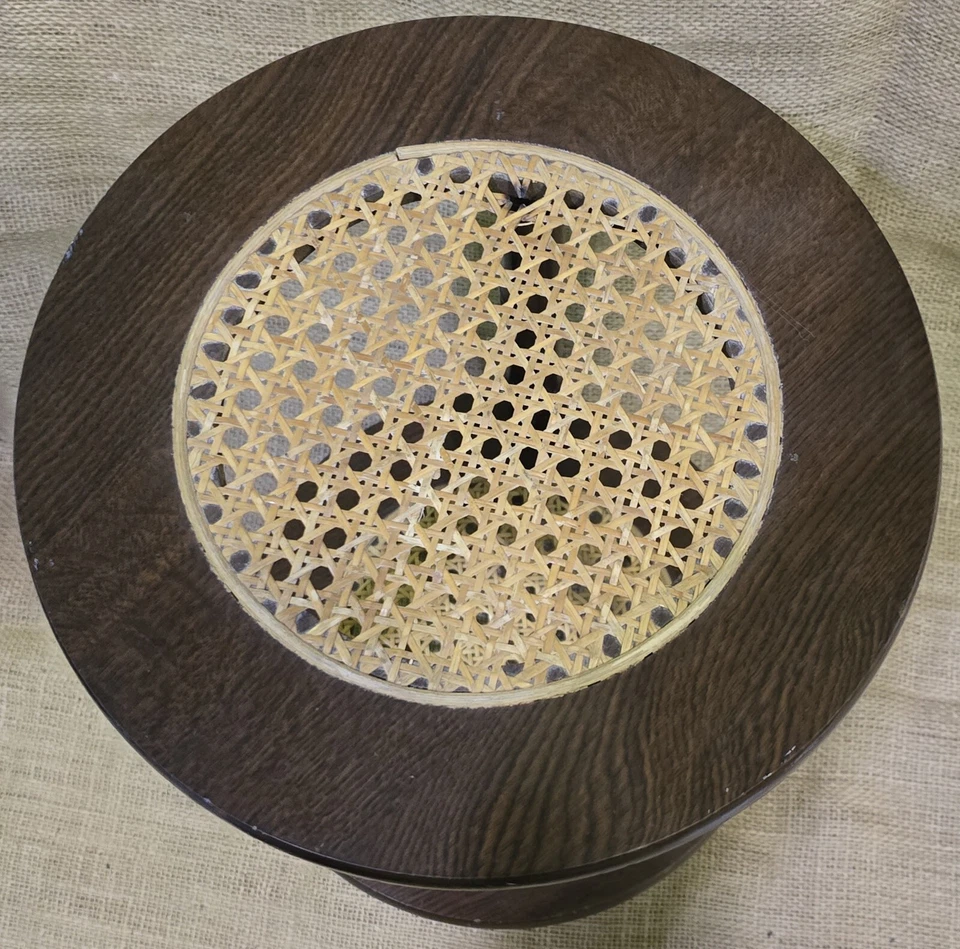 Mesa auxiliar vintage de madera con soporte para plantas de ratán de mimbre 16" de alto 11,5" de diámetro Foto 4 de 4