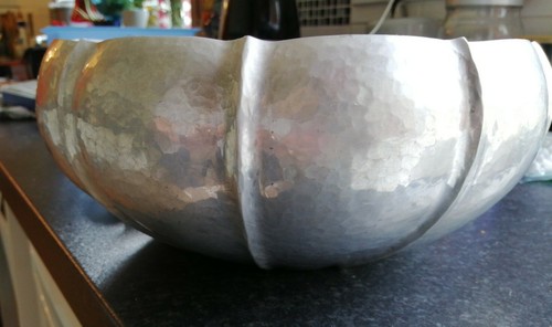 LARGE HAND WROUGHT ALUMINIUM FRUIT BOWL MW LAIRD? LOVELY CONDITION 11" X 5" RARE - Picture 3 of 8