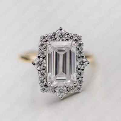 2,45 TCW Smaragdschliff Moissanit Halo Verlobungsring in massivem 9K bicolor Gold