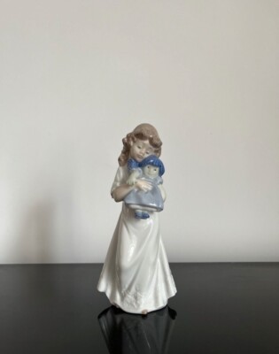 Nao Llardo Spain Figur, Mädchen mit Puppe