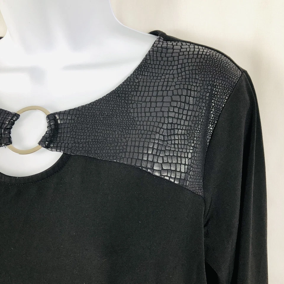 Blusa feminina JM Collection M preta ombro pele de cobra buraco na fechadura conforto elástico - Imagem 3 de 4