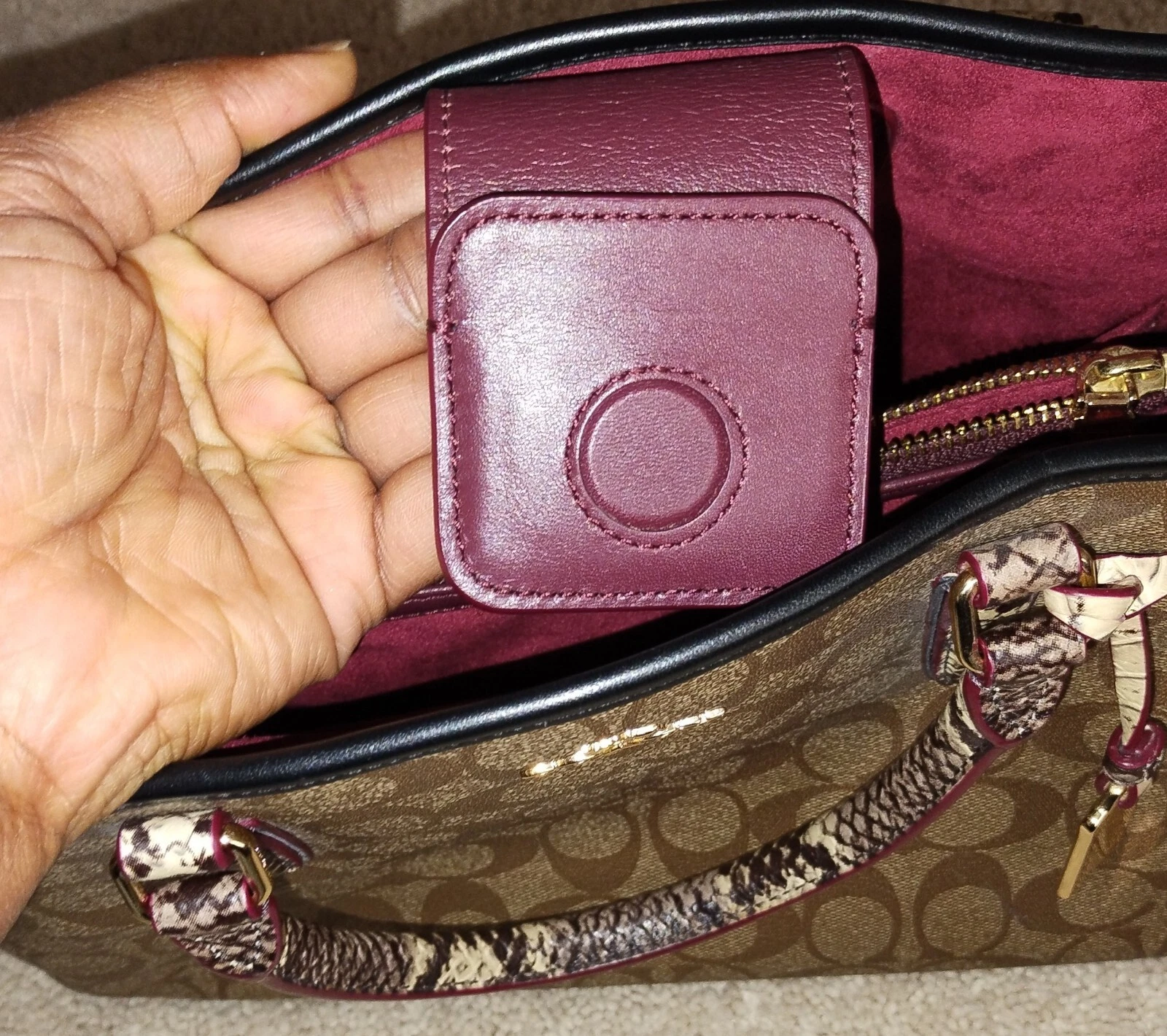 Borsa a tracolla Coach Margot firmata in pelle di serpente goffrata kaki e nera.