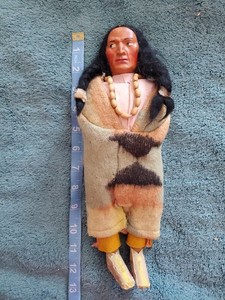 Poupée Amérindienne Skookum – Costume Traditionnel, 16,5 Cm, Bon état