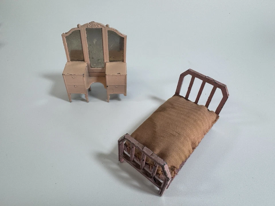 Muebles de metal vintage para muñeca TOOTSIE TOY dormitorio casa de muñecas cama, tocador ~ 4 piezas Foto 3 de 4