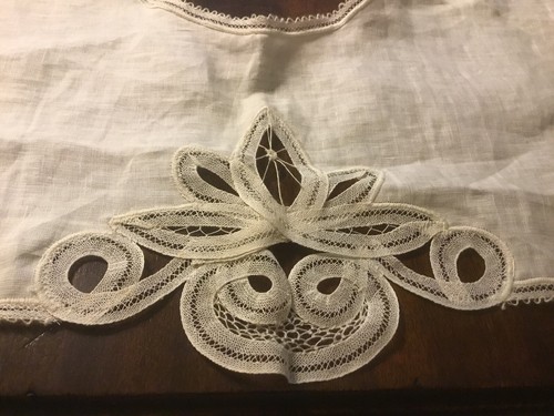Vintage/Antique-Linen & Needlework-Collar-Ecru-19”W X 18”H-NICE-Excellent Cond- - Picture 2 of 9