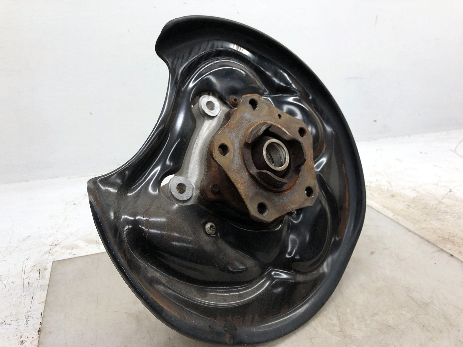 2016-2020 BENTLEY BENTAYGA LEFT REAR SPINDLE KNUCKLE WHEEL BEARING HUB OEM 2019