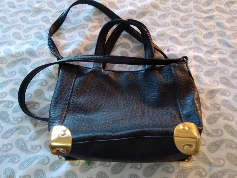 Bolso Bandolera de Cuero Joe Boxer con Esquinas Doradas 8"x7"x3.5” Foto 4 de 4