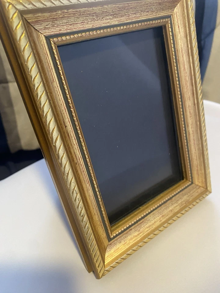 Marco de fotos color dorado con vidrio 6x8 pulgadas Foto 2 de 4