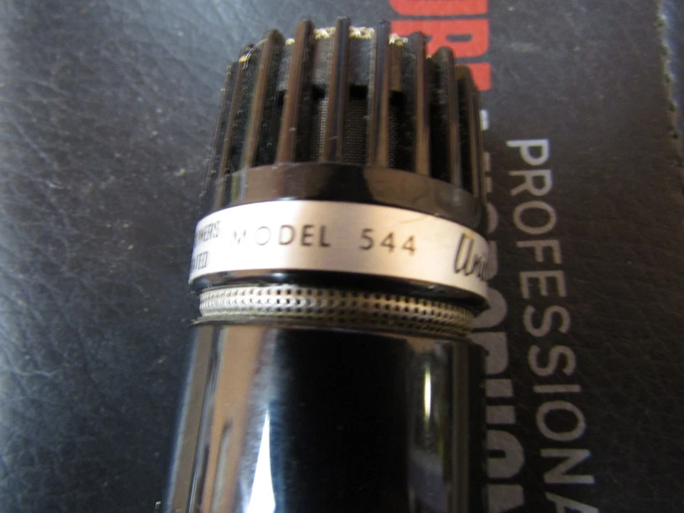 Nice Sounding Shure 544 Dynamic Microphone with Carry Bag - Image 2 of 4