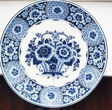 Delft Jasmyn decorative hanging blue and white wall plate, basket of flowers 10"