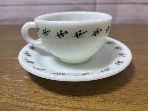 Pyrex Corning Tableware Green Leaf/Tulip Coffee Tea Cup & Saucer - Picture 1 of 10