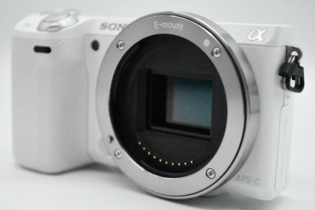Shot 2939】Sony Alpha NEX-5R Mirrorless Camera White Body With