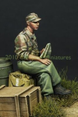 ALPINE MINIATURES 1:35 SET 35099 WWII GERMAN SS PANZER OFFICER IN SUMMER