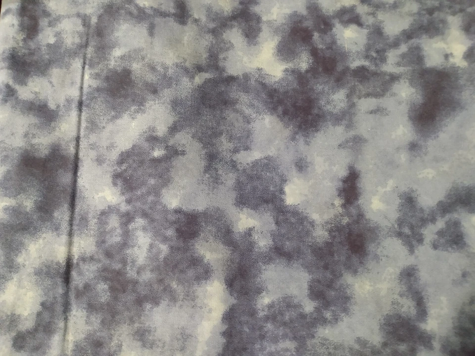 Tela acolchada de algodón azul claro/azul oscuro 'nubes' Foto 3 de 3