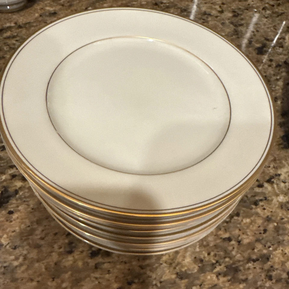 Mikasa Trousdale Ivory China con ajuste de lugar con adornos dorados, plato y bote de salsa Foto 2 de 4