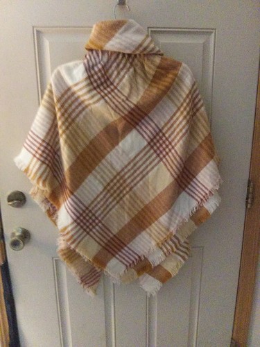 NWT Sonoma Poncho Cape Shawl One Size Plaid Front Toggle Closures Fringed Edges - Picture 10 of 11