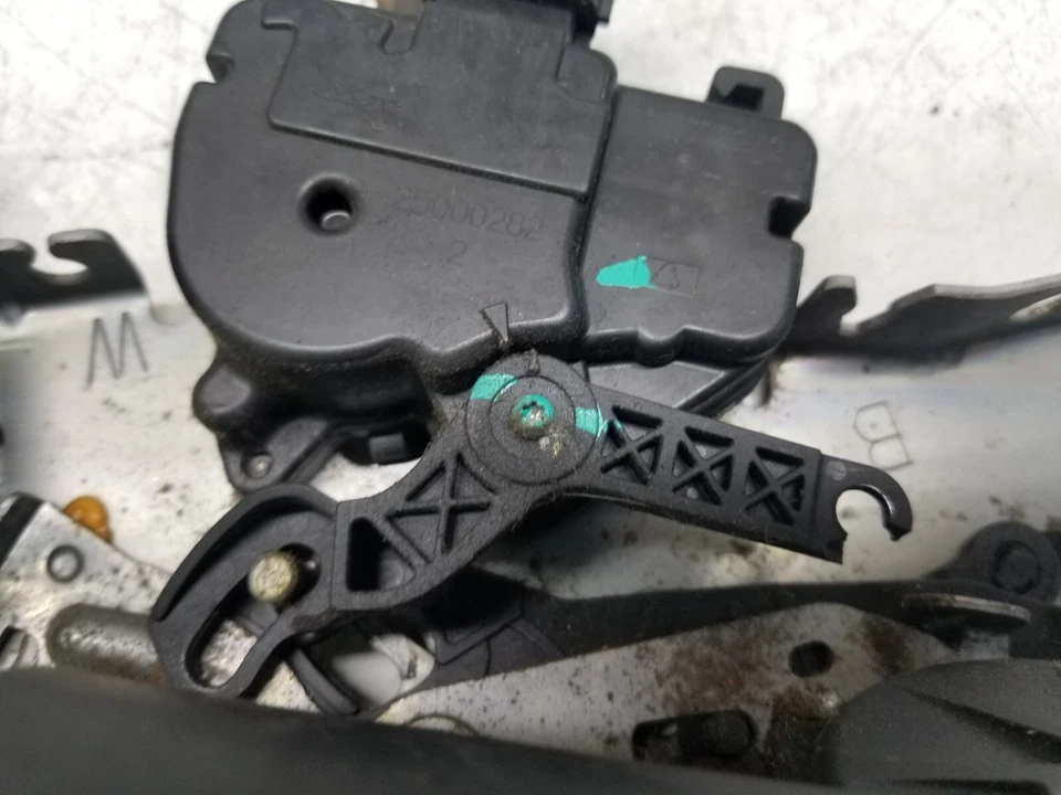 VW VOLKSWAGEN ROUTAN 2011 *clip roto en el actuador* actuador trasero derecho con mango Foto 4 de 4