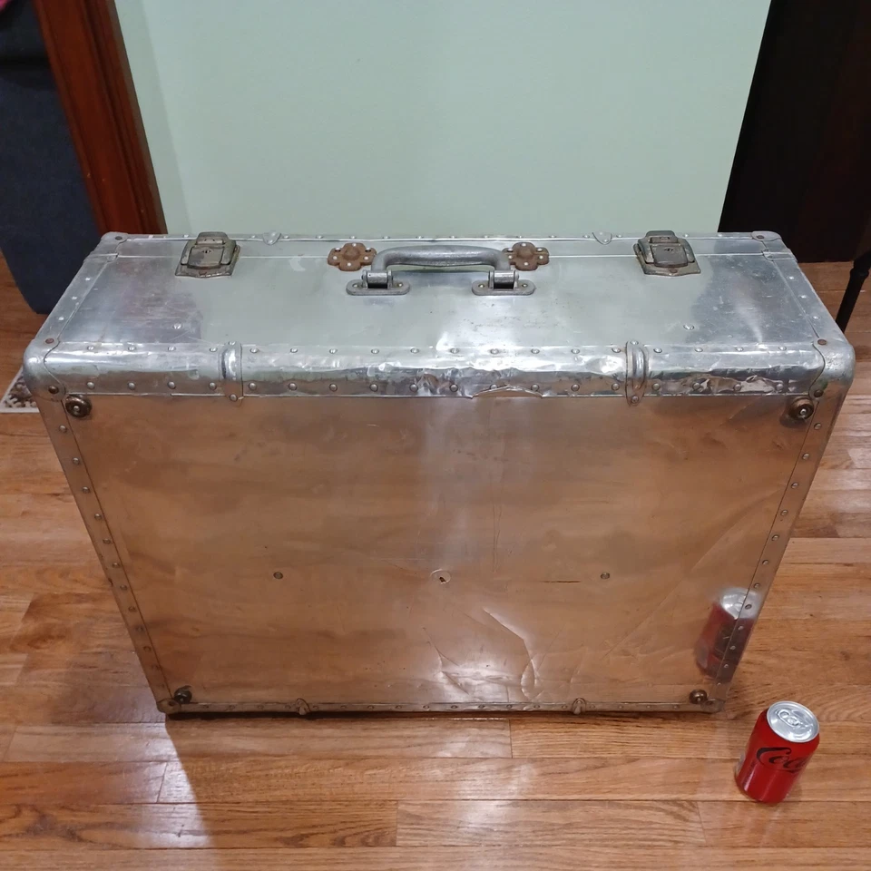 Mala grande vintage de alumínio rebitada 28" X 20" X 10,5" - Imagem 4 de 4