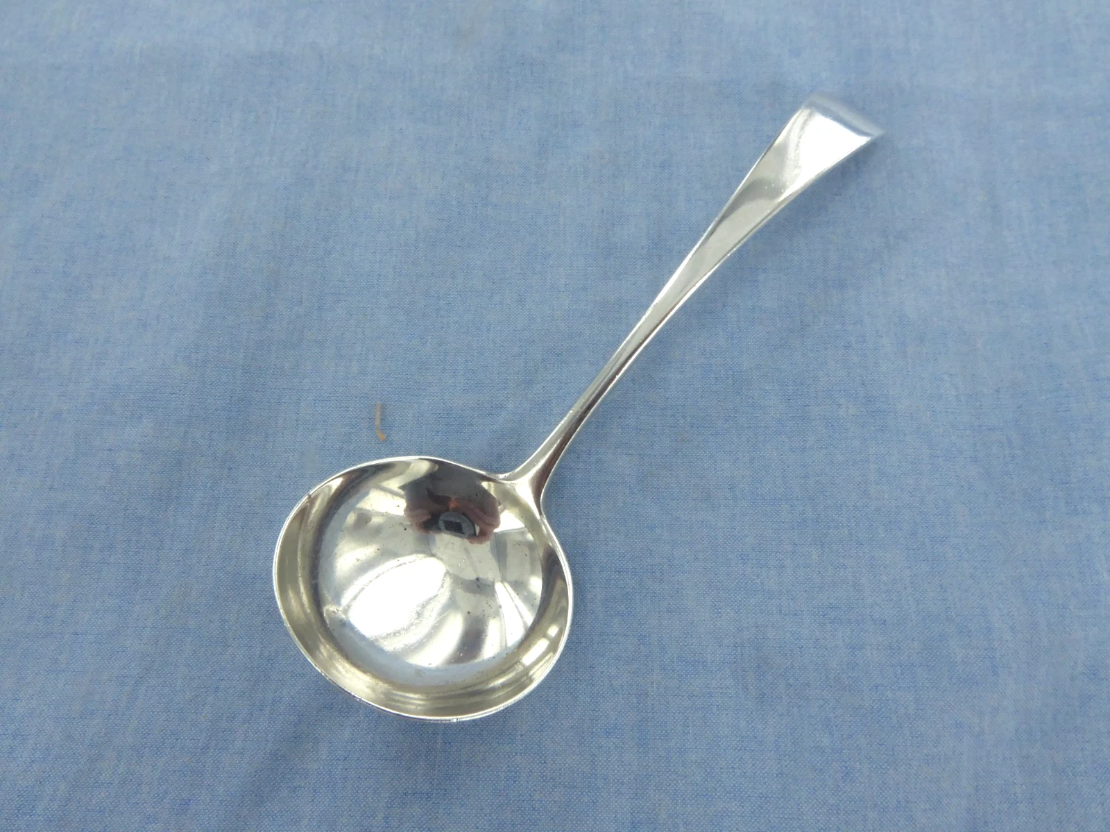 A VINTAGE STERLING SILVER OLD ENGLISH SAUCE LADLE LONDON 1935.
Opens in a new window or tab