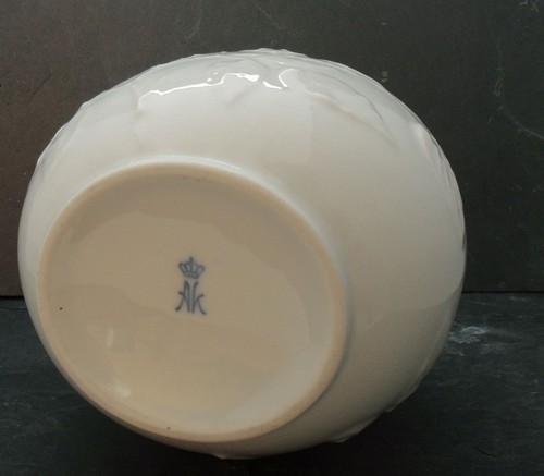 weiße AK Kaiser Blumenvase Porzellan Vase mit Rosenblätter dekoriert - Bild 2 von 5