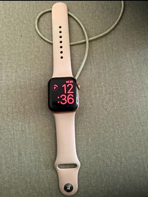 Apple Watch Series 6 40mm Rosa Aluminiumgehäuse mit rosa Silikonarmband