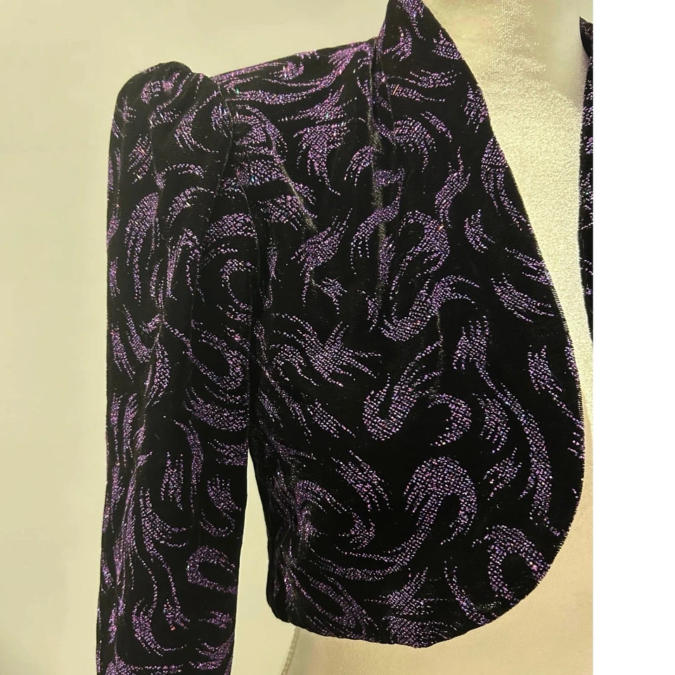 Chaqueta Bolero Corta Vintage Años 80 Terciopelo Negro Púrpura Brillante Manga Abullonada Talla Pequeña Foto 3 de 4