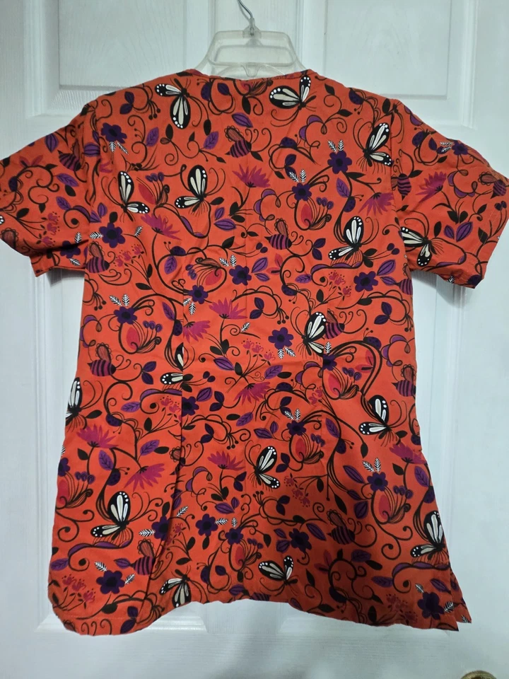 Blusa esfoliante UA Scrubs tamanho S-VIBRANTE floral/borboleta com 3 bolsos-peito 21"/L 26" - Imagem 2 de 4