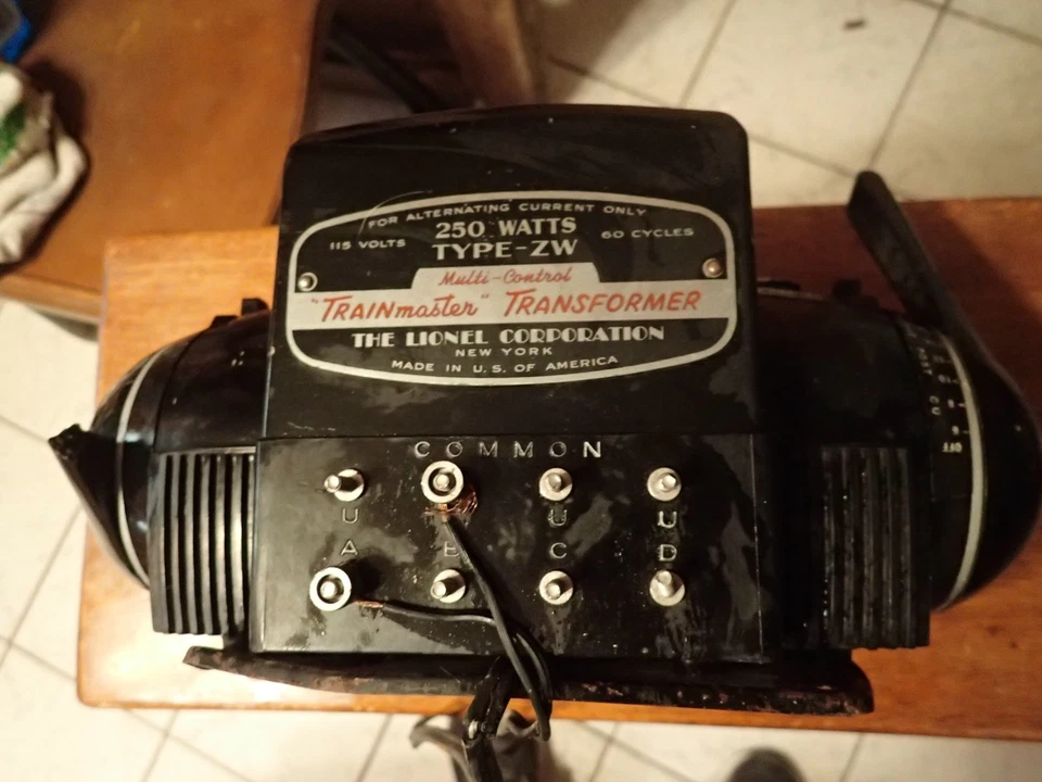 Transformador Lionel Multi Control "Trainmaster" Tipo ZW 250 vatios sin probar Foto 4 de 4