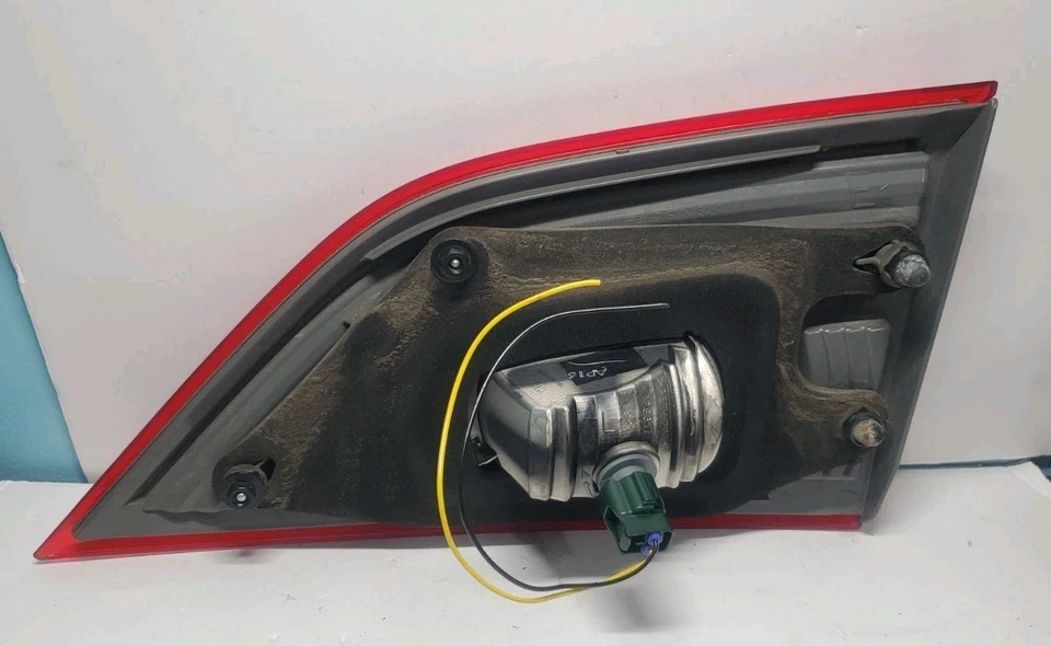 Luz trasera Nissan Quest 2011-2017 montada en puerta trasera lado izquierdo interior OEM Foto 3 de 4