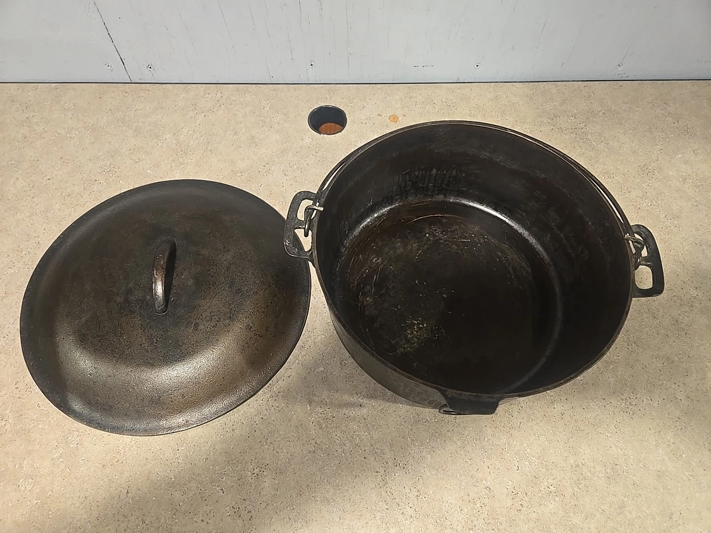 Vintage #9 Favorite Piqua Ware Dutch Oven (Read Description)