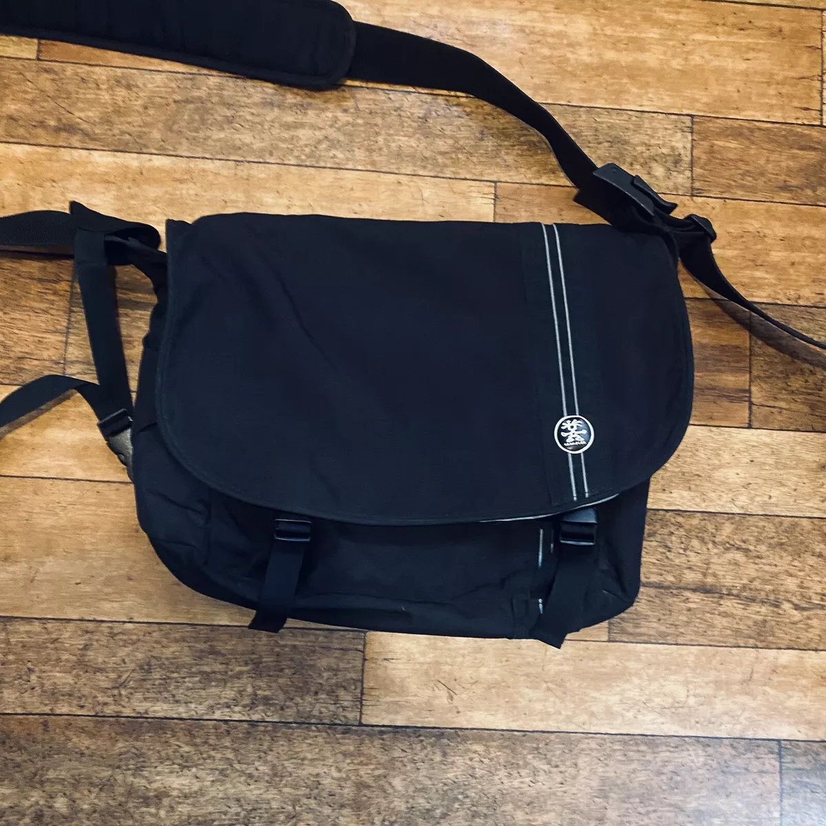 Crumpler laptop messenger bag deals