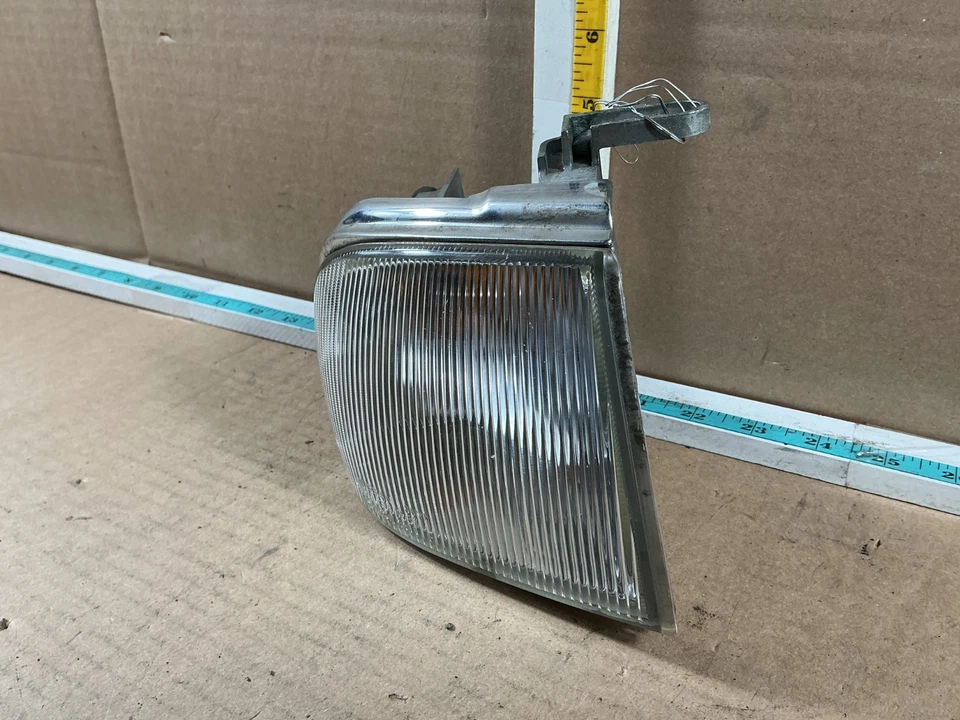 Luz de señal de giro de estacionamiento/esquina lateral derecha del pasajero Infiniti Q45 1990-1993 Foto 3 de 4