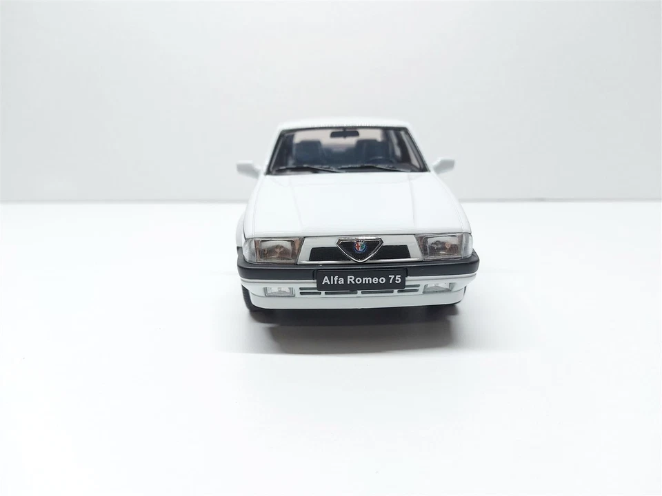 Alfa Romeo 75 Bianco del 1991 - 1/18 Triple9 - Immagine 2 di 4