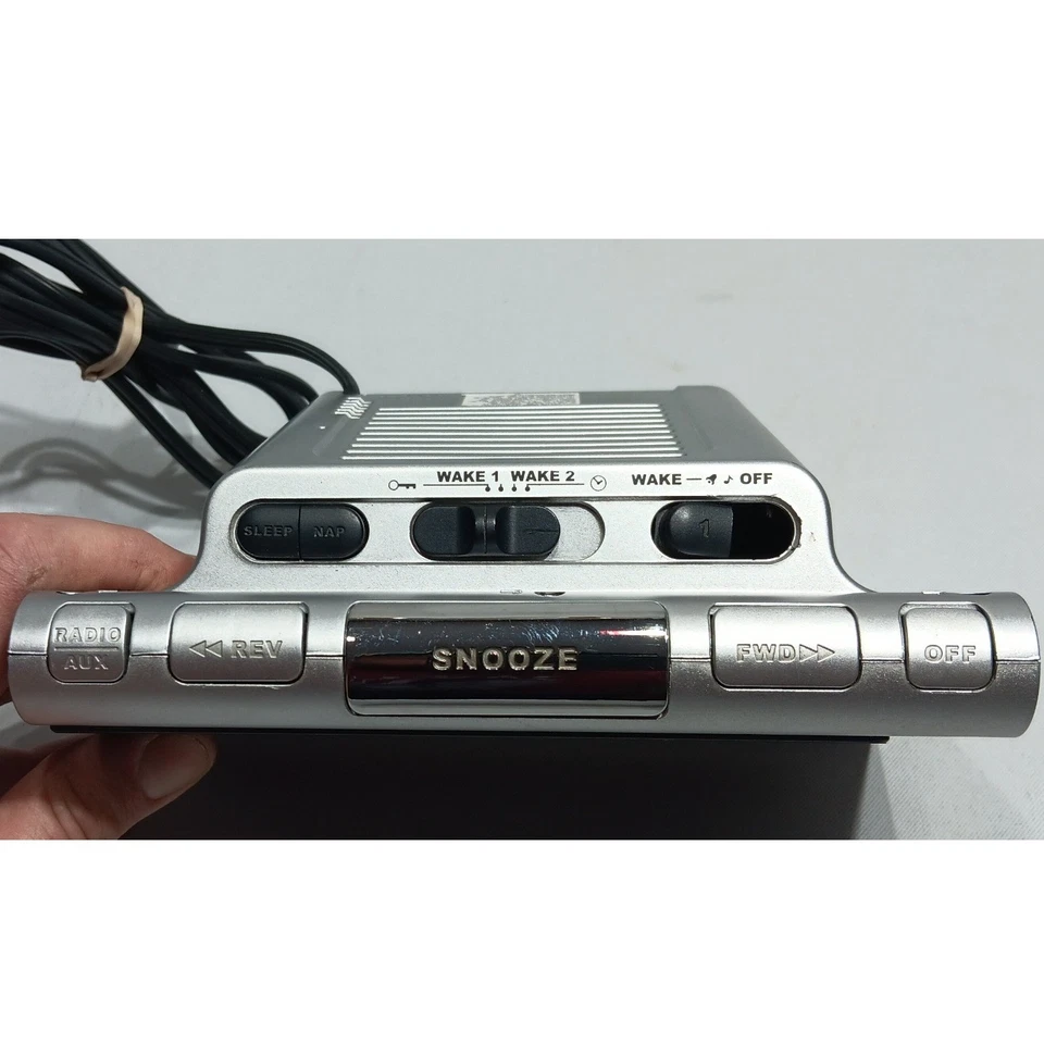 RCA RP5435C Plateado 2 Bandas AM FM Reloj Radio Doble Alarma Entrada Auxiliar Reposo Foto 2 de 4