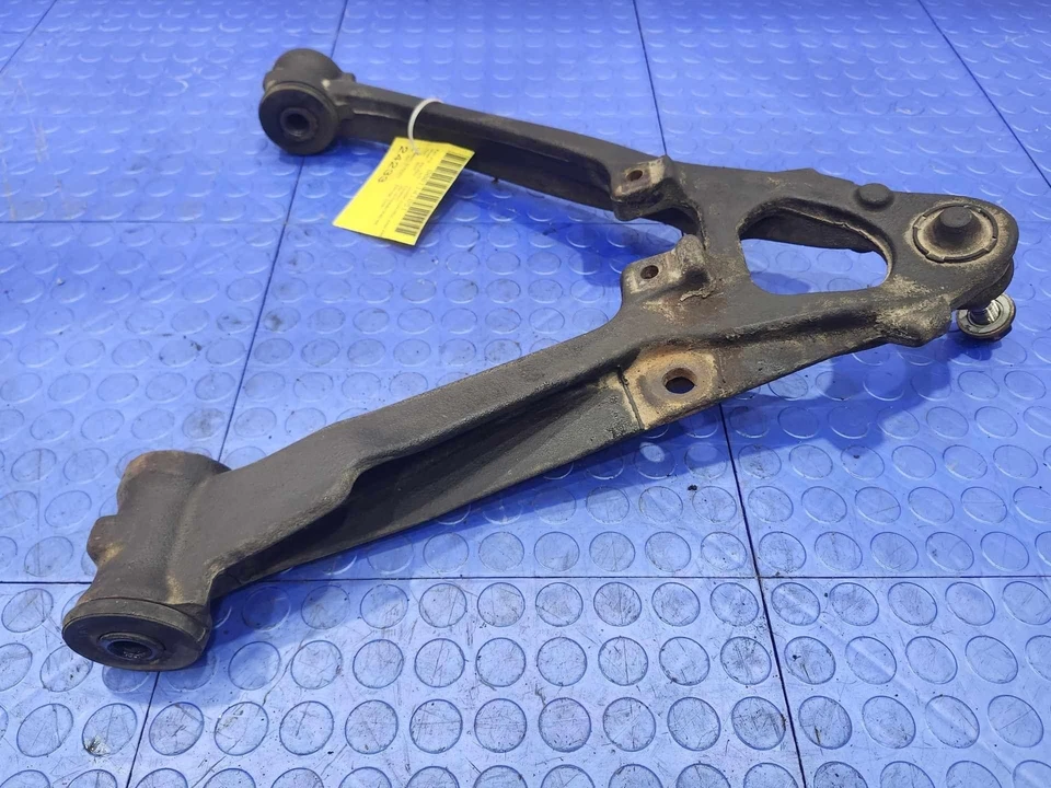 Brazo de control inferior delantero de hierro fundido GM Tahoe Yukon Avalanche lado derecho del pasajero Foto 3 de 4