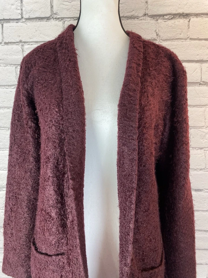 Cárdigan suéter tejido rojo granate con bolsillos talla mediana Maurice’s para mujer usado en excelente estado Foto 3 de 4