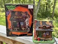 Lemax Spooky Town Shivering Pines Cabin #85309 Halloween 2018 RETIRED