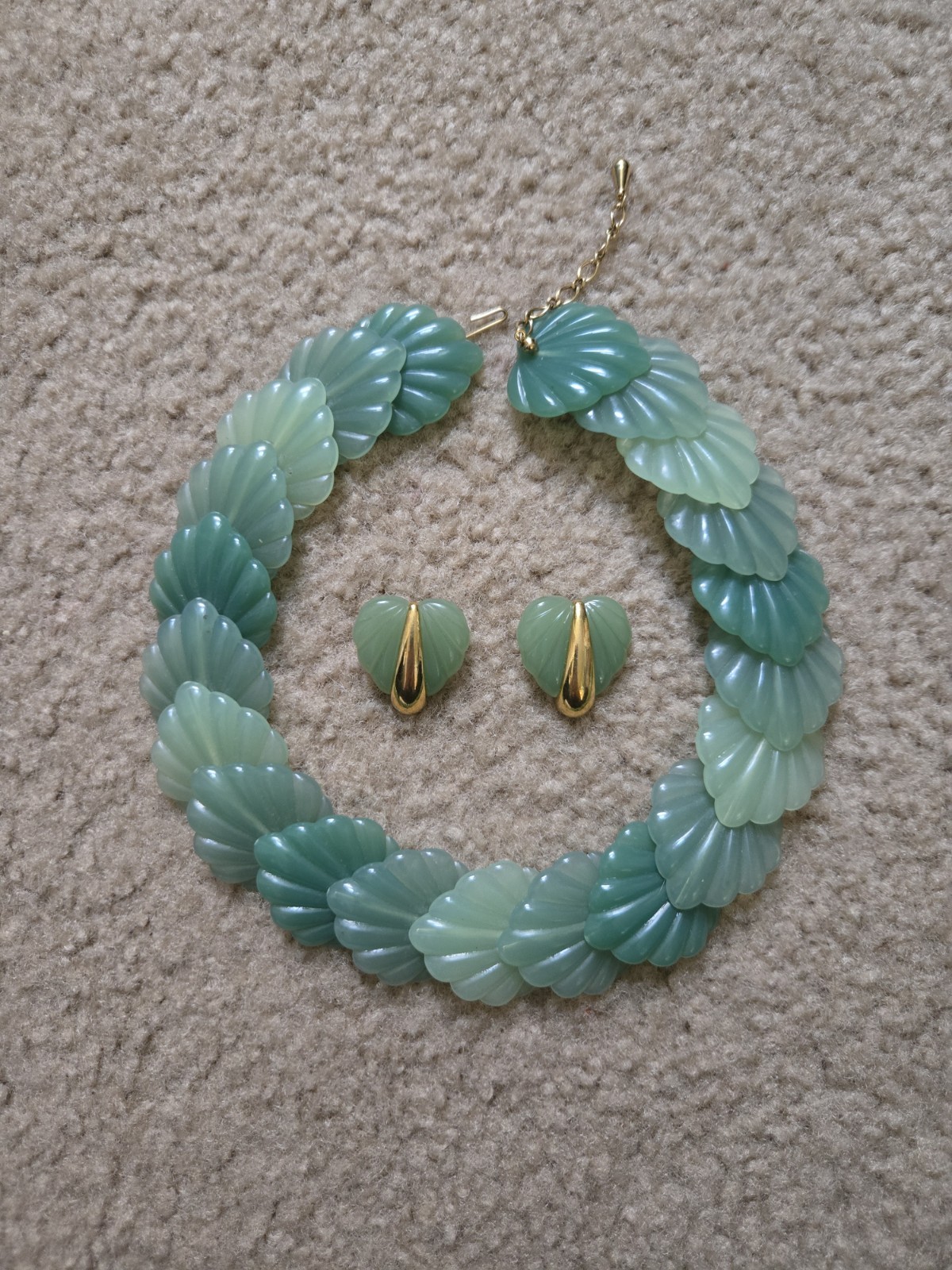 Vintage Avon 1950’s Mid Century Green Lucite Leaf Necklace with matching earings