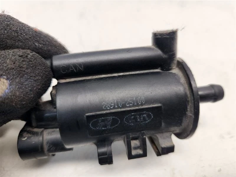 2014 Kia Sportage (2.4L / AT / AWD) Purge Valve Canister - Image 2 of 4